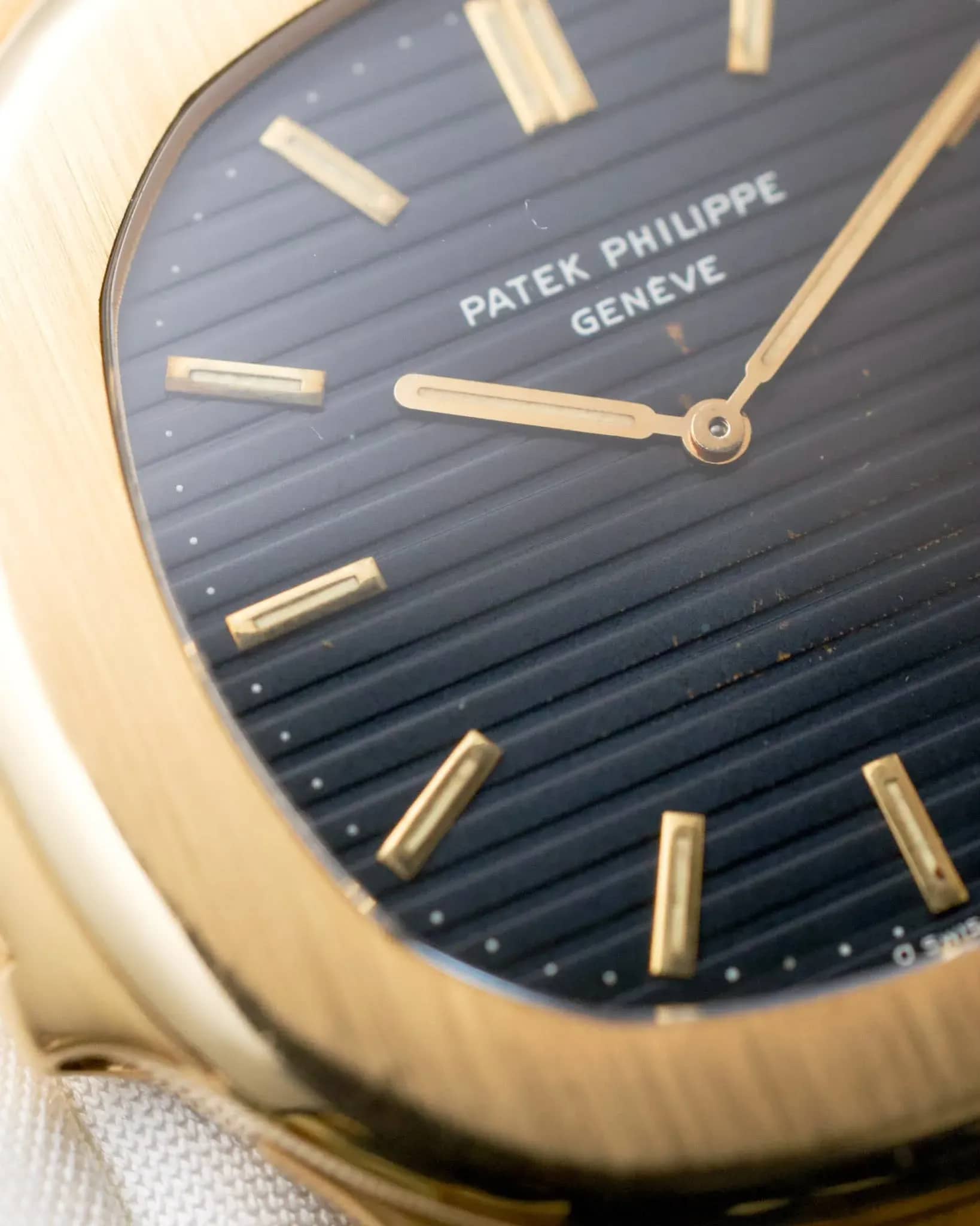 Orologio da polso su velluto